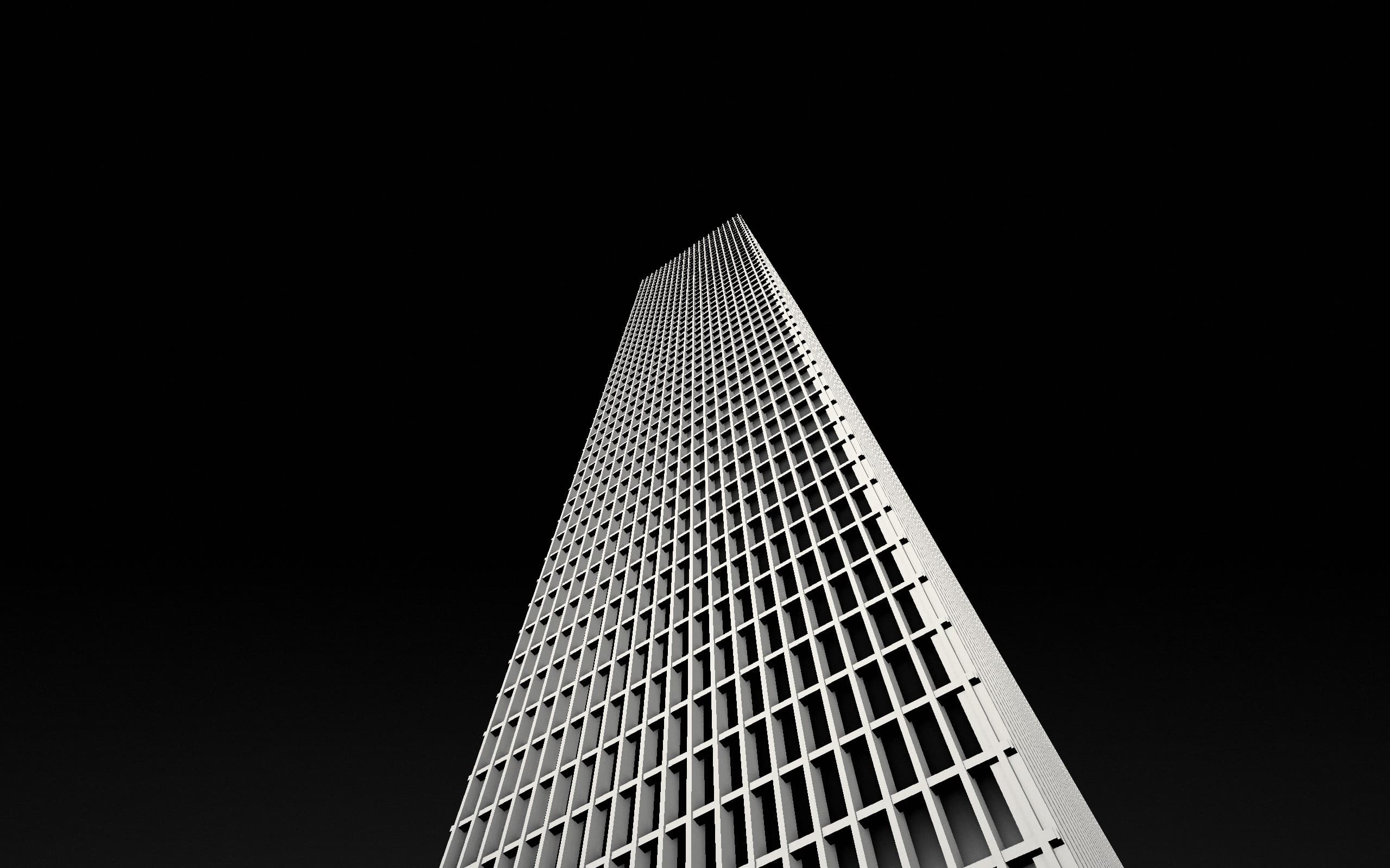 Torre de oficinas contemporánea vista en contrapicado sobre cielo oscuro